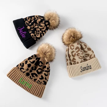 Personalizada impressão de Leopardo enrolado lã bola chapéu de malha de mulheres exterior calor Bordados Nome Personalizado Mulheres Inverno Quente