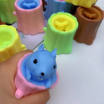Squeeze Esquilo Copa do Stress das Crianças Agitadas Brinquedo do Mal de Descompressão Toco de Árvore em Miniatura Estranho Jogo para Crianças para Adultos