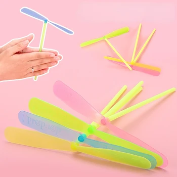 10pcs Novidade Plástico de Bambu Libélula Hélice Bebê Exterior de Crianças Brinquedo Tradição Clássico Nostálgico Brinquedos Flechas Voadoras
