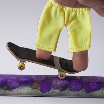 Mini Dedo Roupas Para Crianças de Dedo, Calças, T-shirt Conjunto Fingerboarding Scooter Skates, Acessórios, Brinquedos Interativos Jogo