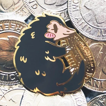 Engraçado Niffler Abraçando Galeão Esmalte Duro Pin Bonito dos desenhos animados de Animais Macaco Broche de Ouro Jóias Mágicas literatura Amante de Dom