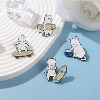 Desenhos animados em Preto E Branco Manchado Cão Broches Skate Movimento Cães Esmalte Pinos Saco Distintivo de Lapela Moda Jóias de Presente para as Crianças
