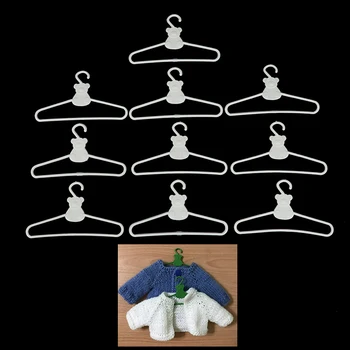 10pcs/set Mini Ganchos de Casaco Branco Vestido de Boneca de Plástico Clipe de Cabides Para Boneca guarda-Roupa da Boneca Acessórios